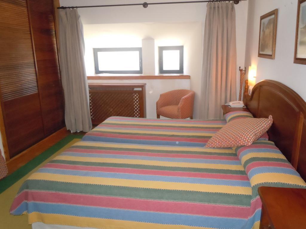Hospederia Del Santuario De La Pena De Francia Hotel El Cabaco Room photo